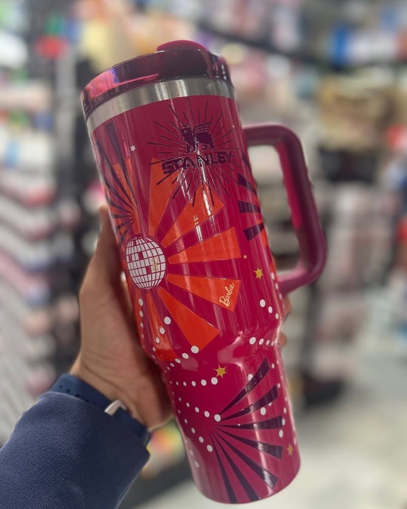 Stanley 40 oz Quencher H2.0 Tumbler – Tropical Sunset Floral Edition
Product Overview
Embrace island vibes with the Stanley 40 oz Quencher H2.0 FlowState™ Tumbler in Tropical Sunset Floral. Featuring a shimmering metallic orange and crimson body with silh